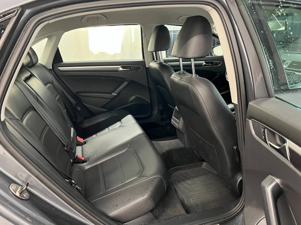 Used 2017 Volkswagen Passat 1.8T R-Line w/ R-Line Lighting Package FWD image 10