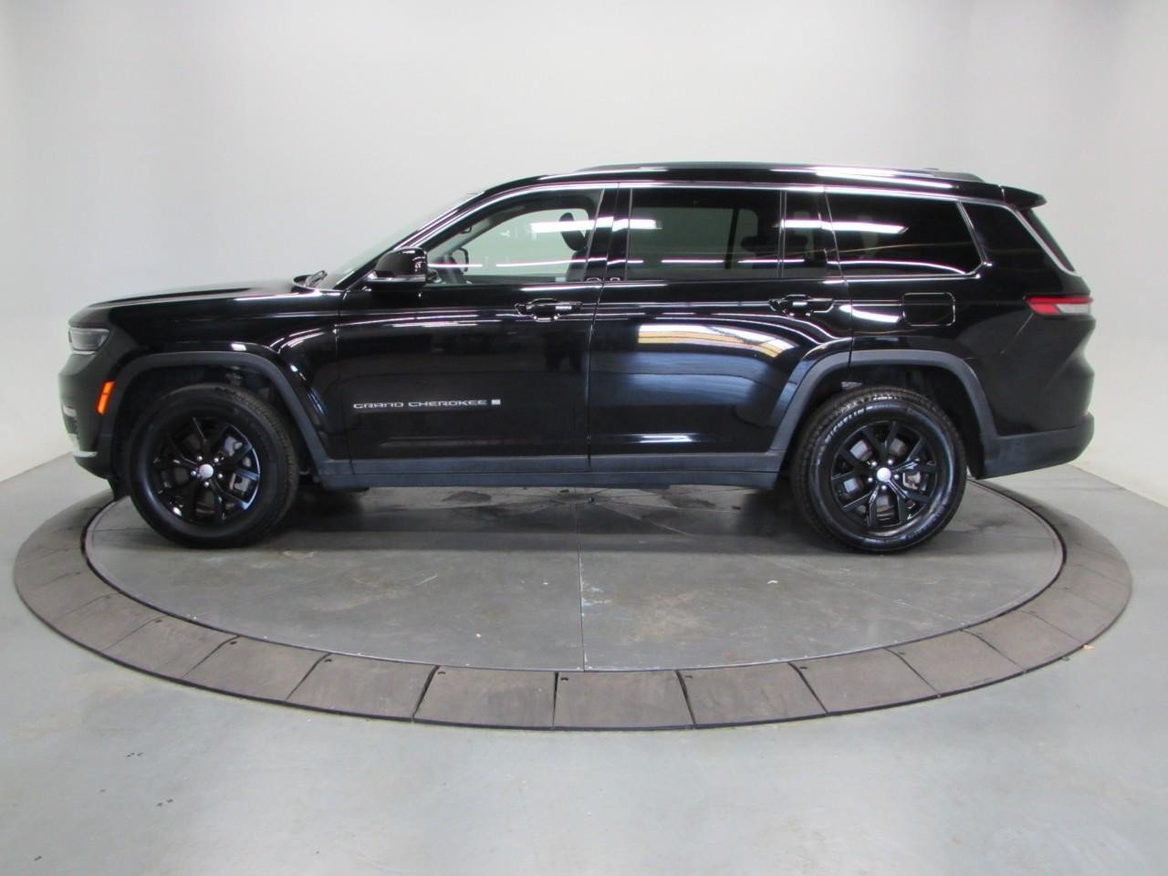 Used 2023 Jeep Grand Cherokee L Limited AWD/4WD image 4