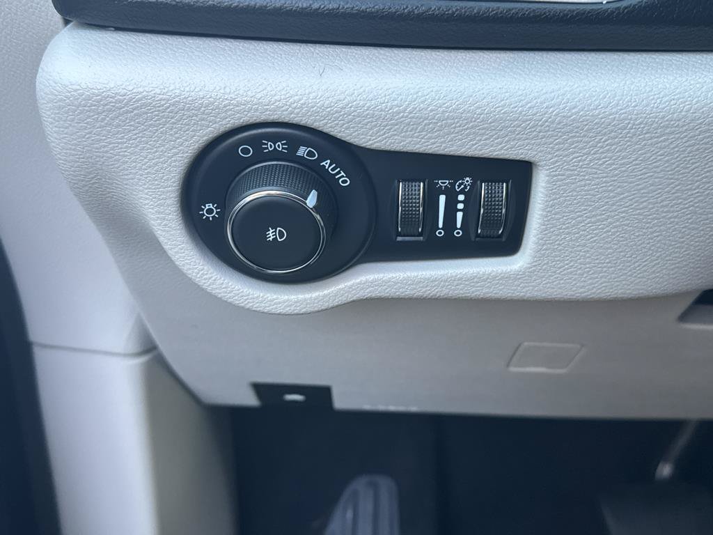 Used 2024 Chrysler Pacifica Touring-L FWD image 19