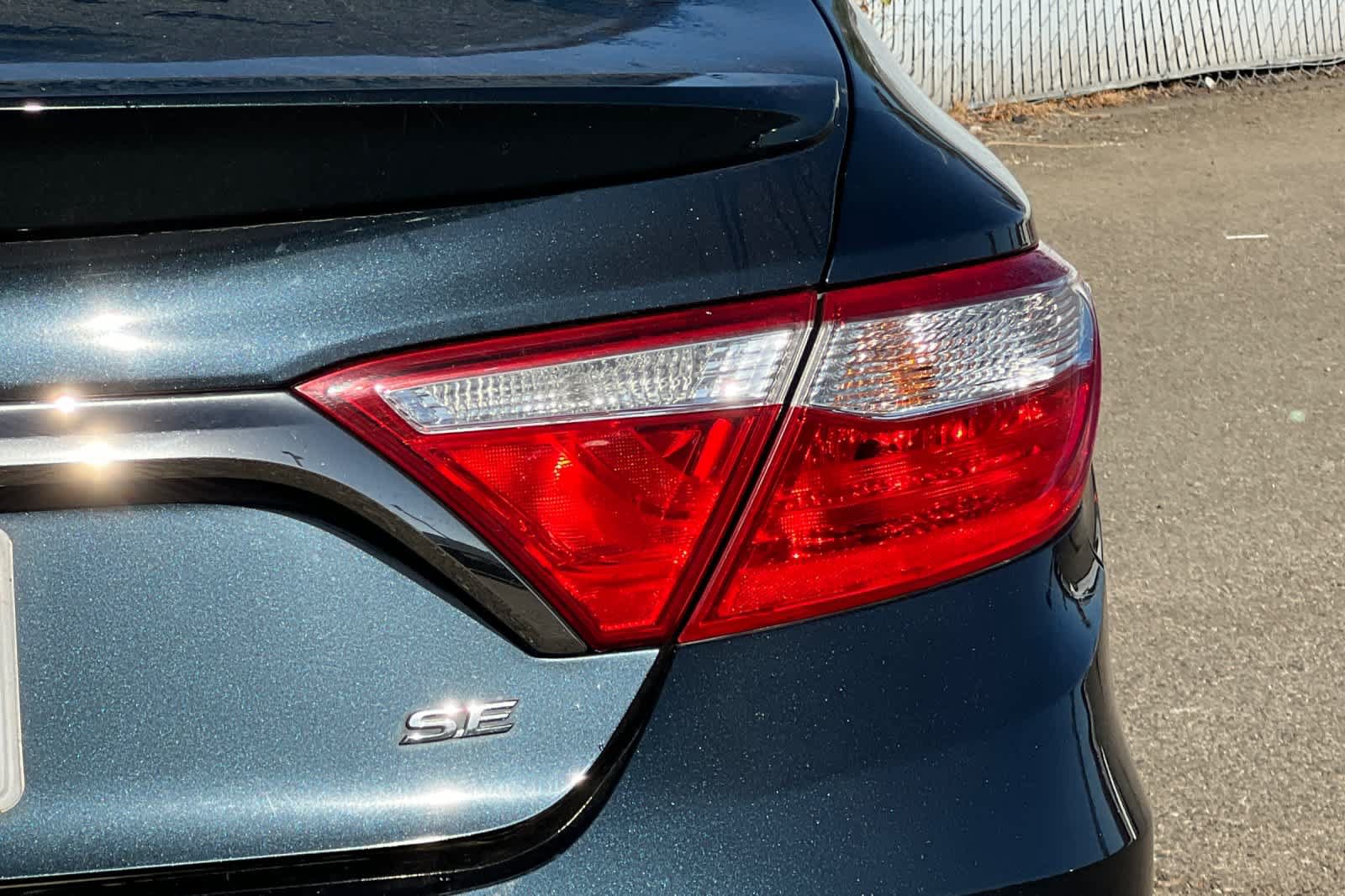 Used 2016 Toyota Camry SE FWD image 21