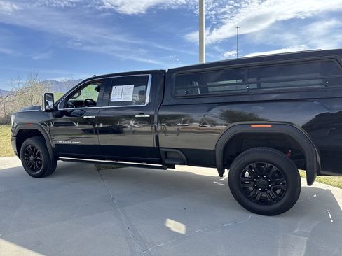 Used 2022 GMC Sierra 3500 Denali w/ Denali Black Diamond Edition image 3