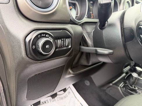 Used 2018 Jeep Wrangler Unlimited Sahara AWD/4WD image 12