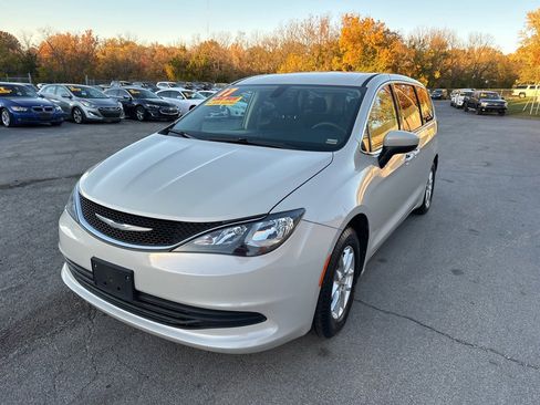 Used 2017 Chrysler Pacifica Touring image 2