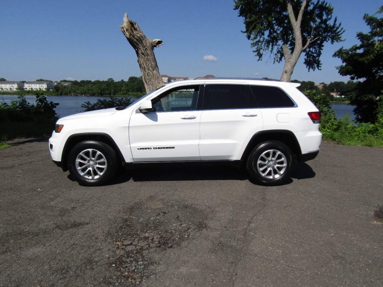 Used 2021 Jeep Grand Cherokee Laredo AWD/4WD image 3