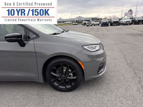 Used 2025 Chrysler Pacifica Limited image 4