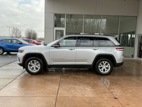 Used 2023 Jeep Grand Cherokee Limited image 19