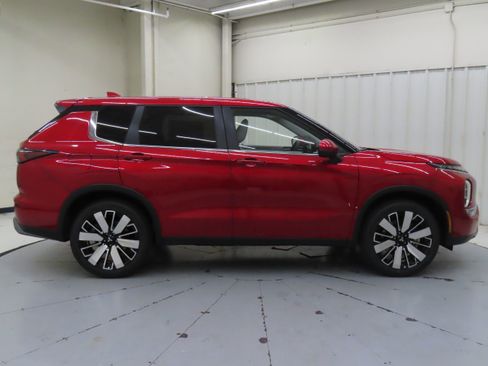 New 2025 Mitsubishi Outlander SE image 2