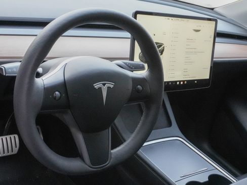 Used 2023 Tesla Model Y Performance image 10