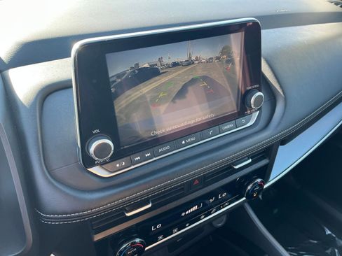 Used 2025 Nissan Rogue SV FWD image 25