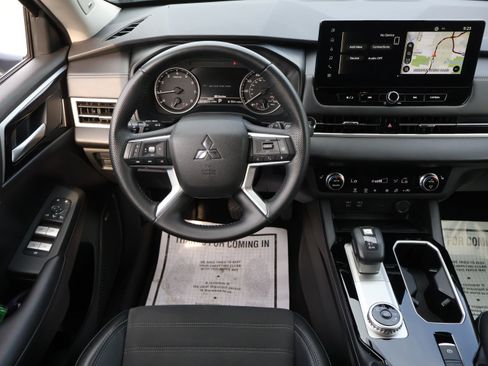 Used 2025 Mitsubishi Outlander SE FWD image 13