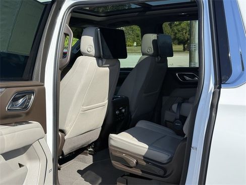 Used 2022 GMC Yukon XL SLT w/ SLT Premium Package image 29