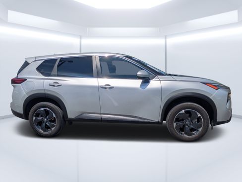 Used 2024 Nissan Rogue SV FWD image 2