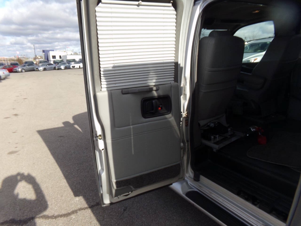 Used 2010 GMC Savana 1500 w/ Preferred Equipment Group RWD image 17