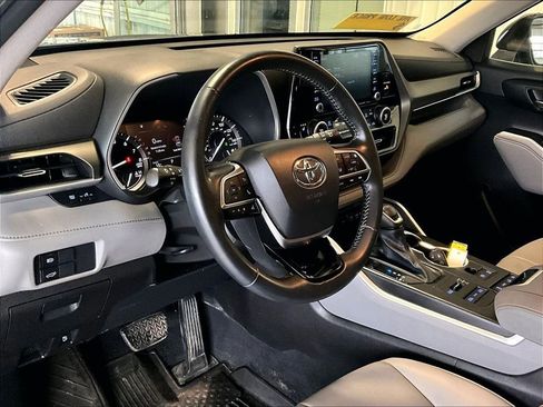 Used 2021 Toyota Highlander XLE AWD/4WD image 8