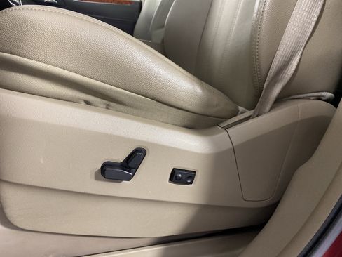 Used 2014 Chrysler Town & Country Touring FWD image 16