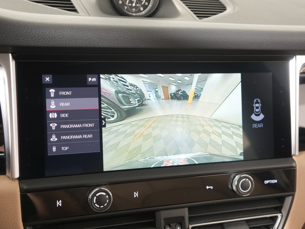 Certified 2023 Porsche Macan AWD/4WD image 31