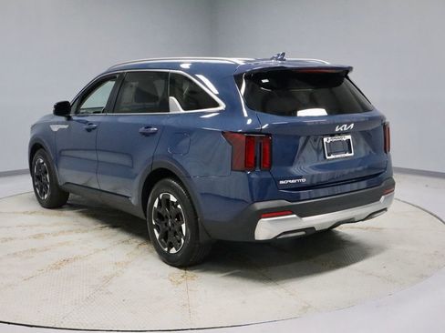Used 2025 Kia Sorento S FWD image 10