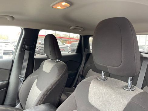 Used 2016 Jeep Cherokee Sport image 11