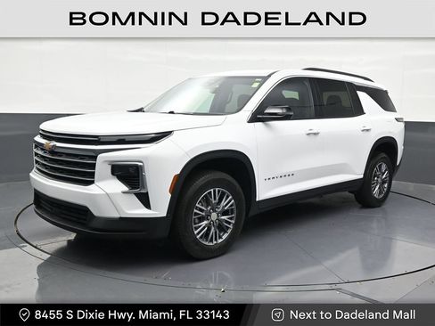 Used 2025 Chevrolet Traverse LT FWD image 1