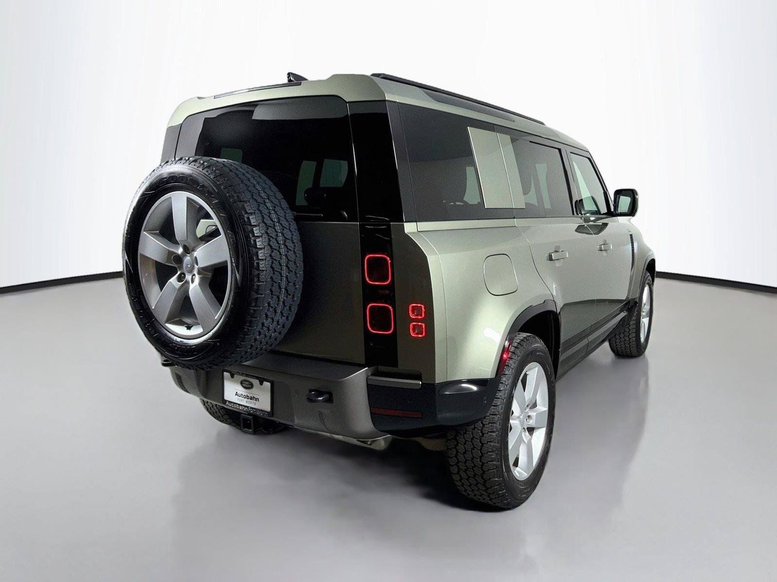 Certified 2025 Land Rover Defender 110 X-Dynamic SE AWD/4WD image 5