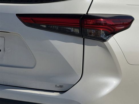 Used 2020 Toyota Highlander LE image 7