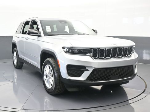Used 2024 Jeep Grand Cherokee Laredo X image 9