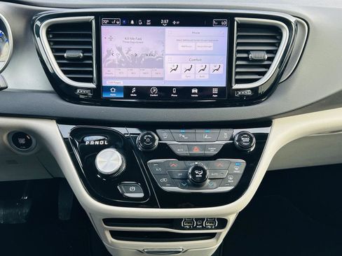 Used 2024 Chrysler Pacifica Touring-L image 19