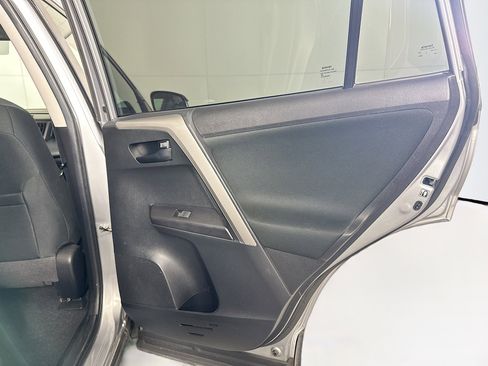 Used 2018 Toyota RAV4 LE image 27