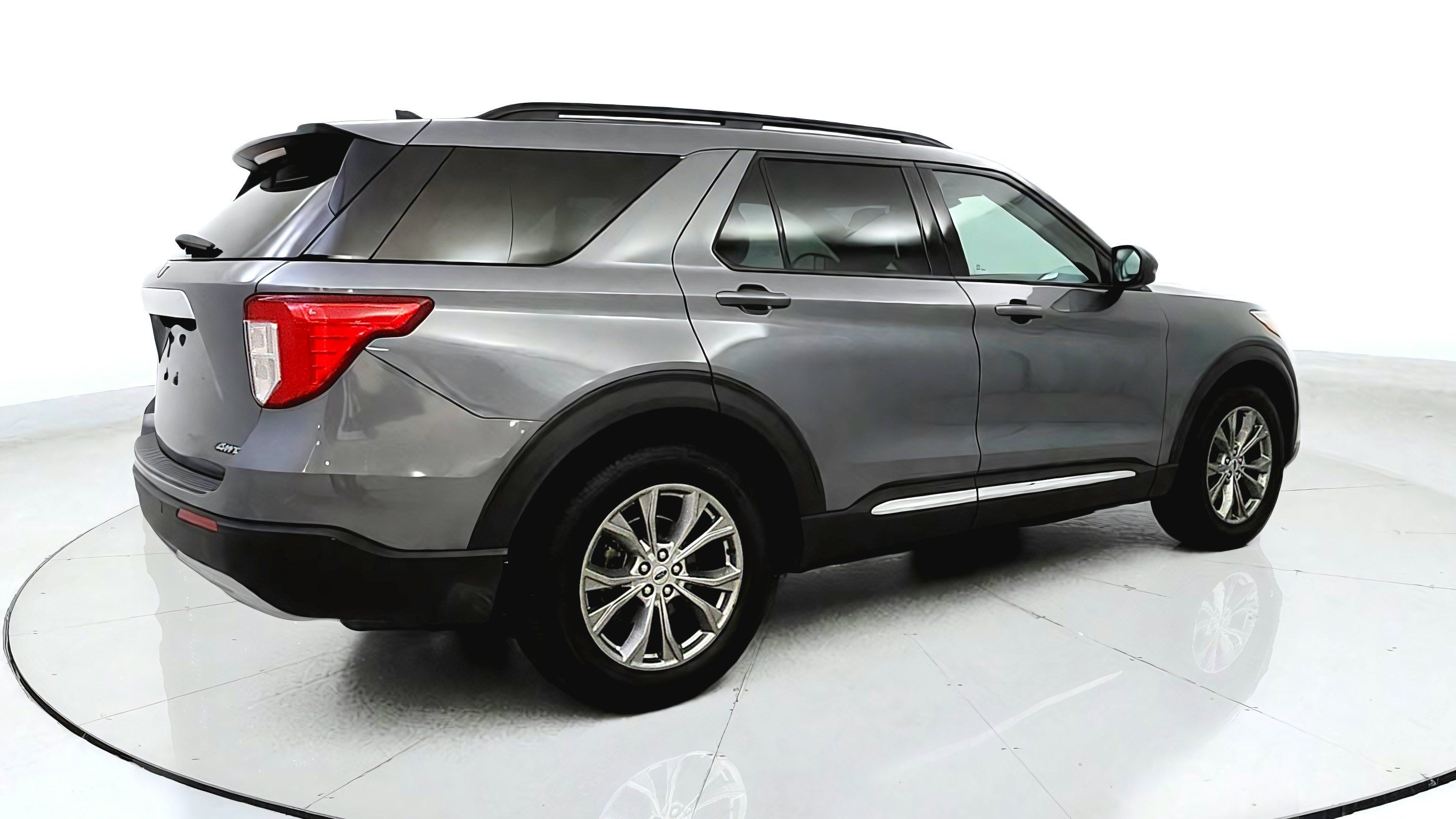 Used 2022 Ford Explorer XLT w/ Equipment Group 202A AWD/4WD image 7