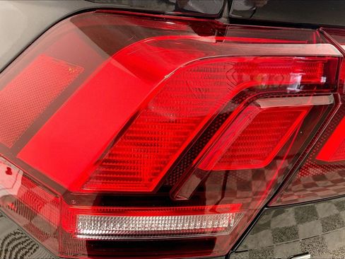 Used 2023 Volkswagen Tiguan SE image 33