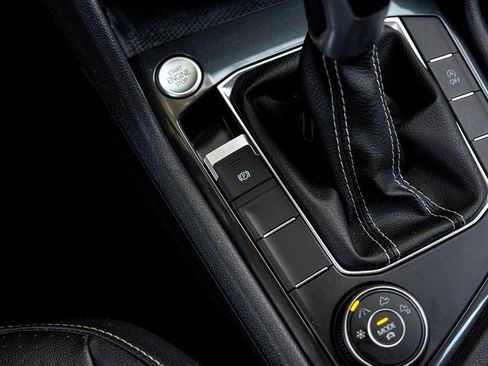 Used 2022 Volkswagen Tiguan SE image 33