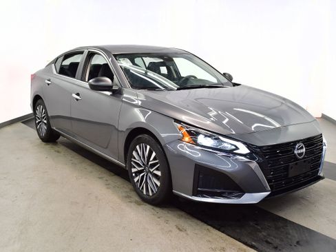 Used 2025 Nissan Altima 2.5 SV FWD image 2