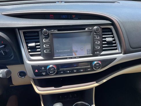 Used 2019 Toyota Highlander XLE AWD/4WD image 18