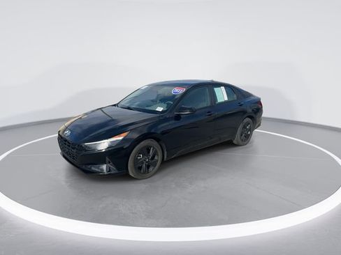 Used 2023 Hyundai Elantra SEL w/ Cargo Package FWD image 3