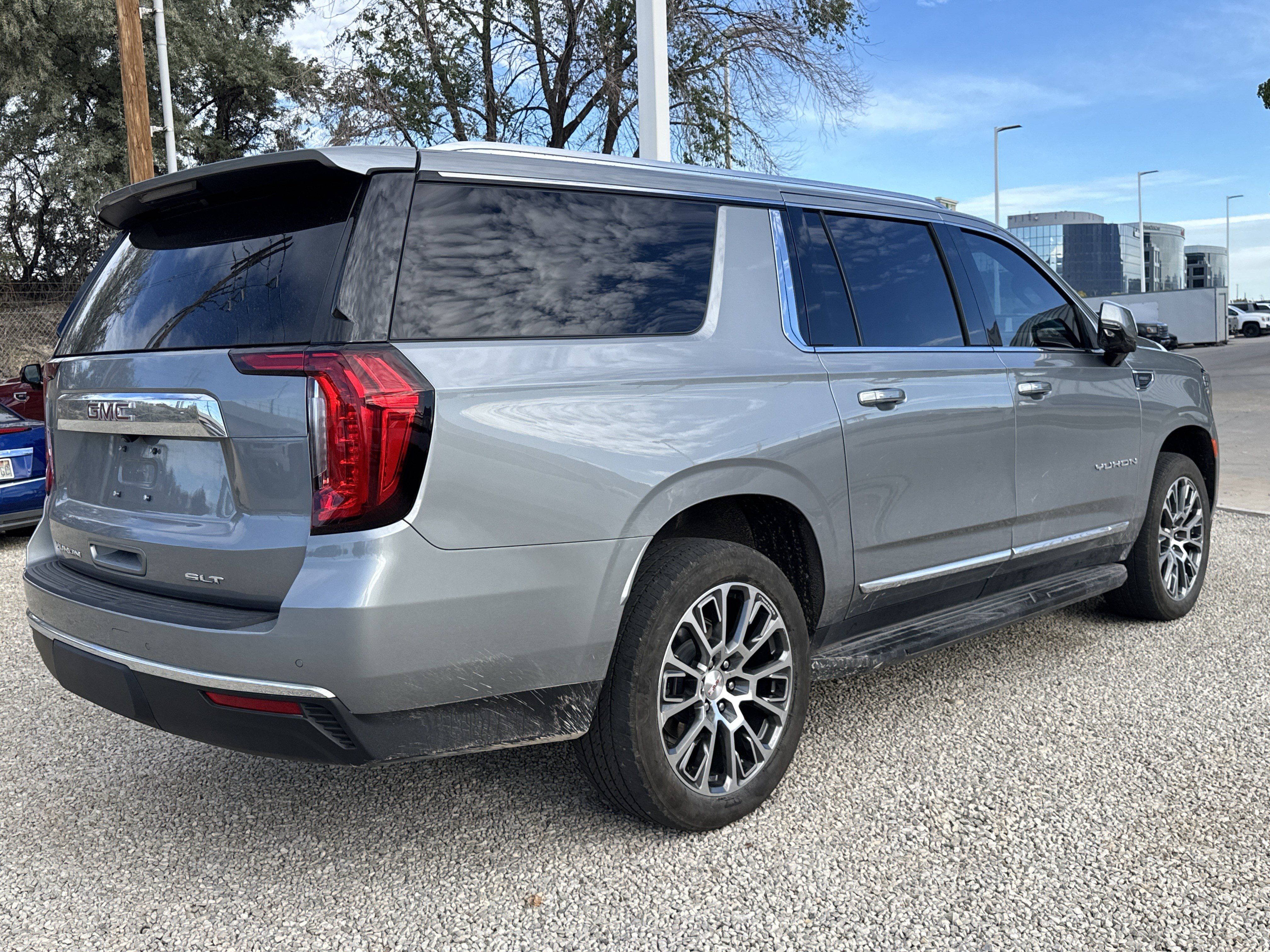 Used 2023 GMC Yukon XL SLT w/ SLT Premium Package AWD/4WD image 3