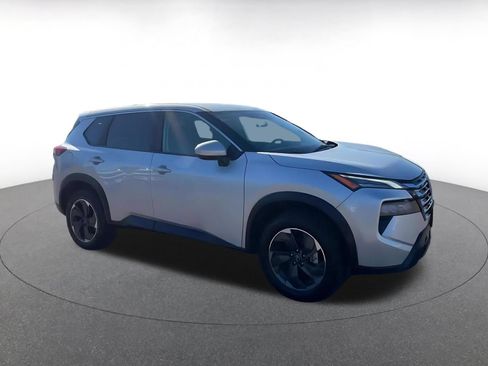Used 2025 Nissan Rogue SV FWD image 2
