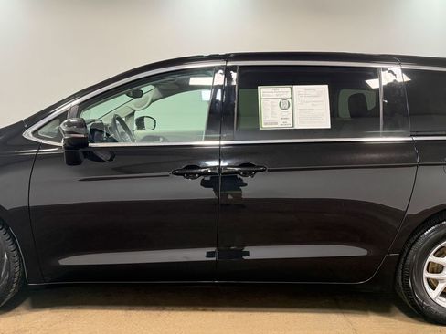 Used 2024 Chrysler Pacifica Touring-L image 36