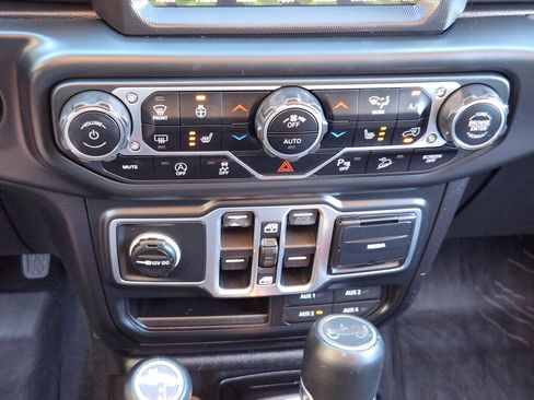 Used 2018 Jeep Wrangler Unlimited Sahara AWD/4WD image 22
