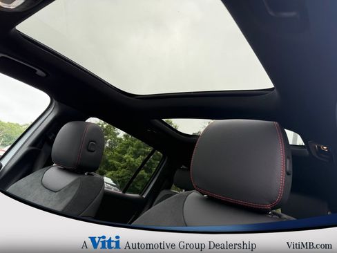 Used 2025 Mercedes-Benz GLB 250 4MATIC image 14