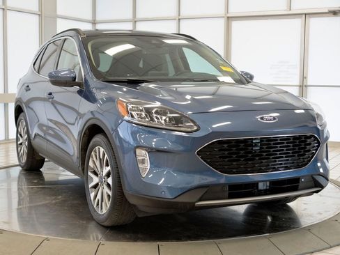 Used 2020 Ford Escape Titanium image 2