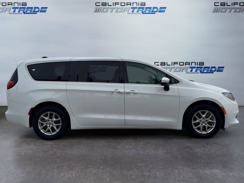 Used 2022 Chrysler Voyager LX FWD image 4