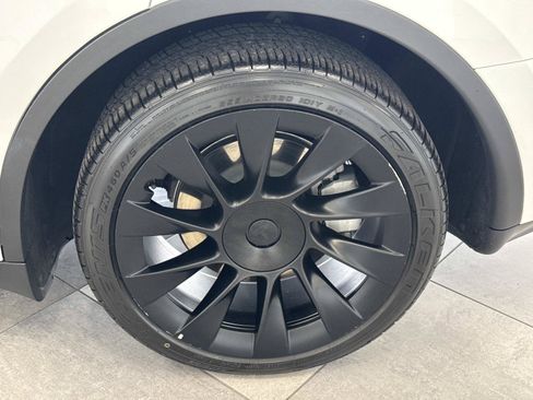 Used 2023 Tesla Model Y Long Range AWD/4WD image 9