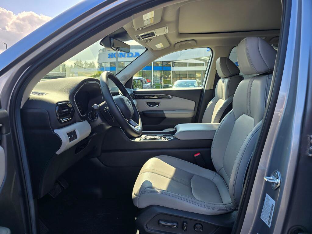 Certified 2025 Honda Pilot Touring image 3