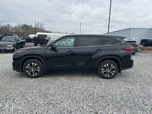 Used 2022 Toyota Highlander XLE image 2