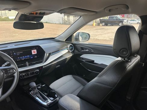 Used 2025 Chevrolet Trax LT image 33