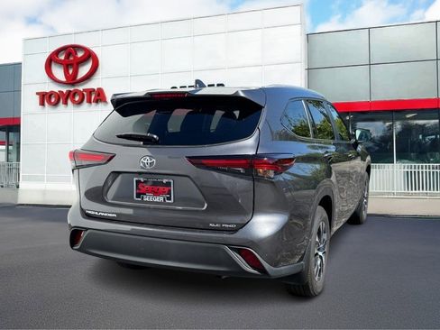 Used 2025 Toyota Highlander AWD image 3