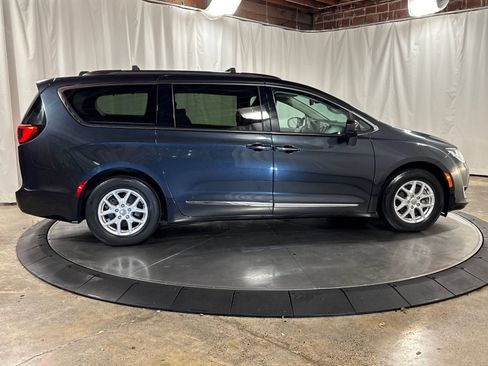 Used 2020 Chrysler Pacifica Touring-L image 9