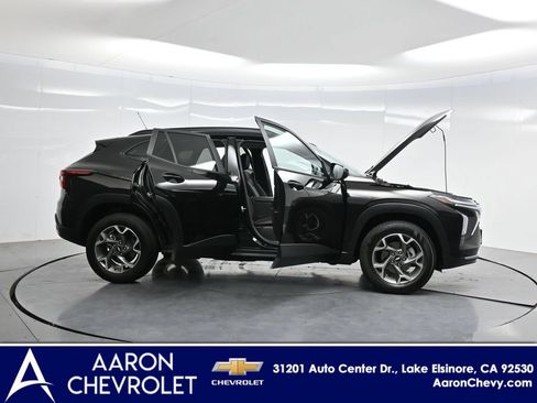 Used 2025 Chevrolet Trax LT FWD image 3