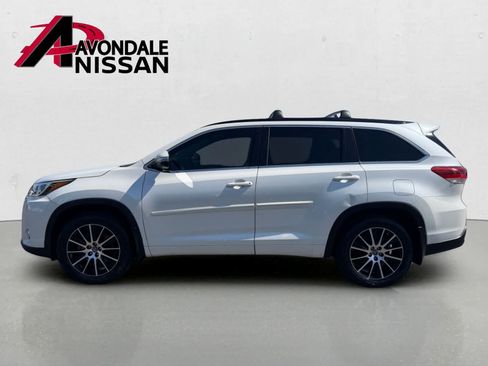 Used 2018 Toyota Highlander SE w/ Carpet Mat Package (TMS) AWD/4WD image 3