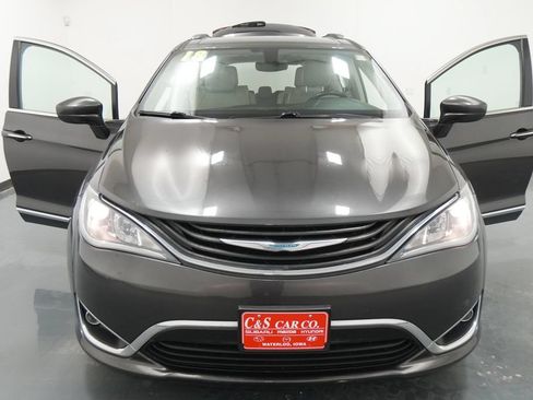 Used 2018 Chrysler Pacifica Touring-L FWD image 29